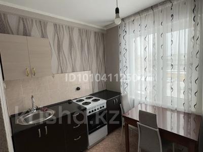 1-бөлмелі пәтер · 40 м² · 3/5 қабат, Оралхан Бокея(Утепова) 13 — Сдается 1 комнатная квартира, 40 кв. м, Утепова, 32, квартира мебелирована с балконом, кухонный гарнитур, холодильник, стиральная машина, эл. плита, ковер. ремонт не свежий, но аккуратный. Развитая инфраструктура, магазины, автобусные остановки. Сдается молодой семейной паре либо девушке, без животных, 140000 + коммунальные услуги (свет+гор+хол) не агент, собственник. Составляем договор. Если не отвечаю писать Рынок Достык, школа номер 44, 26, бағасы: 135 000 ₸ в Усть-Каменогорске