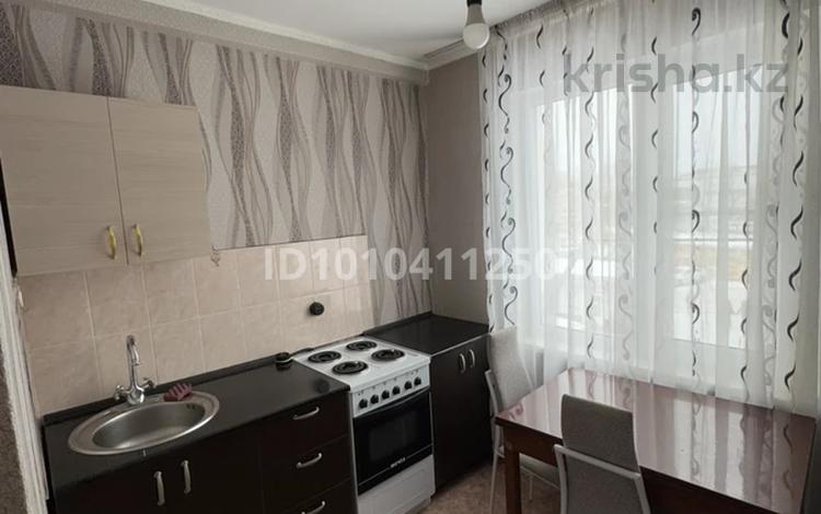 1-бөлмелі пәтер · 40 м² · 3/5 қабат, Оралхан Бокея(Утепова) 13 — Сдается 1 комнатная квартира, 40 кв. м, Утепова, 32, квартира мебелирована с балконом, кухонный гарнитур, холодильник, стиральная машина, эл. плита, ковер. ремонт не свежий, но аккуратный. Развитая инфраструктура, магазины, автобусные остановки. Сдается молодой семейной паре либо девушке, без животных, 140000 + коммунальные услуги (свет+гор+хол) не агент, собственник. Составляем договор. Если не отвечаю писать Рынок Достык, школа номер 44, 26, бағасы: 135 000 ₸ в Усть-Каменогорске — фото 2