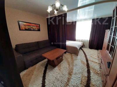 1-комнатная квартира, 32 м² по часам, Бухар Жырау 76 за 1 000 〒 в Караганде, Казыбек би р-н