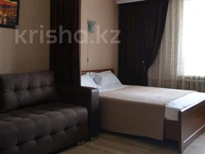1-комнатная квартира, 32 м² по часам, Бухар Жырау 76 за 1 000 〒 в Караганде, Казыбек би р-н