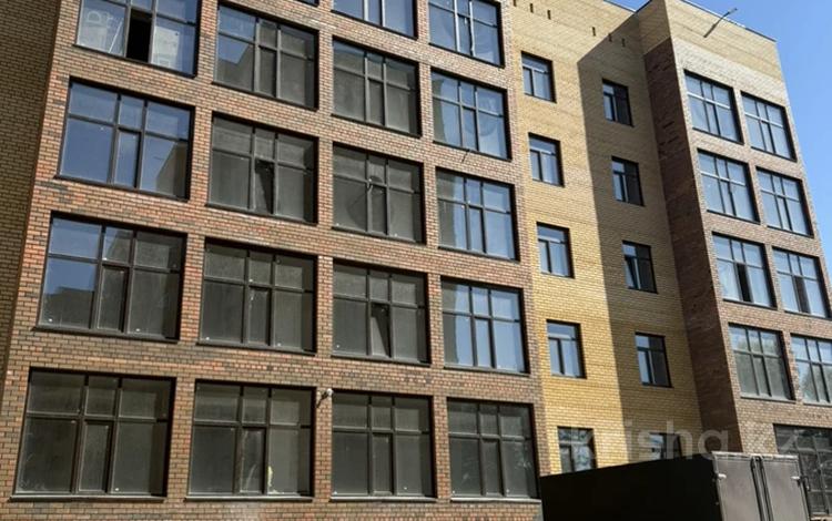 2-бөлмелі пәтер · 74 м² · 4/5 қабат, Аймаутова 139, бағасы: 42 млн ₸ в Семее — фото 2