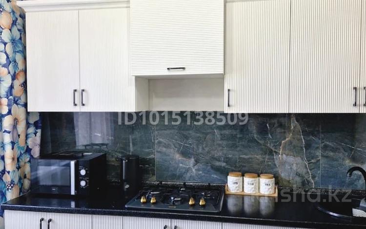 1-комнатная квартира · 40 м² · 3/5 этаж, мкр Кокжиек 41 за 200 000 ₸ в Алматы, Жетысуский р-н — фото 2