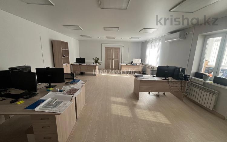 Офисы, магазины и бутики, медцентры и аптеки, образование · 230 м² за 69 млн 〒 в Уральске — фото 2
