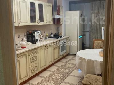 2-комнатная квартира · 65 м² · 3/5 этаж, мкр. Алтын орда, Тауелсиздик 5 — Дина гипермарке. арты за 200 000 〒 в Актобе