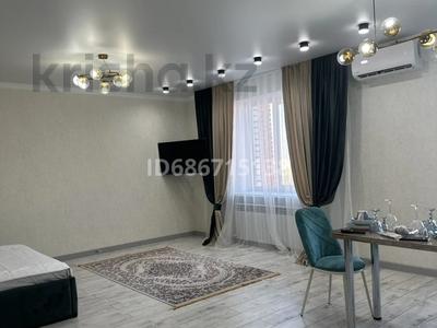 1-комнатная квартира, 63 м², 6/9 этаж посуточно, мкр. Зачаганск пгт, Мункеулы 97/2 — Аптека и супермаркет «НАЗЕЛЬ» за 18 000 〒 в Уральске, мкр. Зачаганск пгт