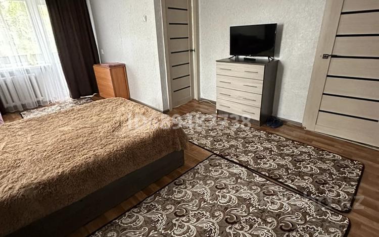 1-комнатная квартира, 45 м², 4/5 этаж посуточно, Нуркен Абдирова 7 за 9 000 〒 в Караганде — фото 2