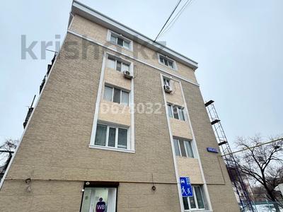 Аренда квартир в Атырауской обл.: 2-комнатная квартира · 50 м² · 1/5 этаж · помесячно, Сатпаева 16 — Дом сзади Анвара, остановка Абай за 200 000 〒 2-комнатная квартира · 50 м² · 1/5 этаж · помесячно, Сатпаева 16 — Дом сзади Анвара, остановка Абай за 200 000 〒 в Атырау