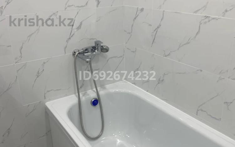 1-бөлмелі пәтер, 40 м², 3/9 қабат ай сайын, Мкр 5, бағасы: 150 000 〒 в Аксае — фото 2