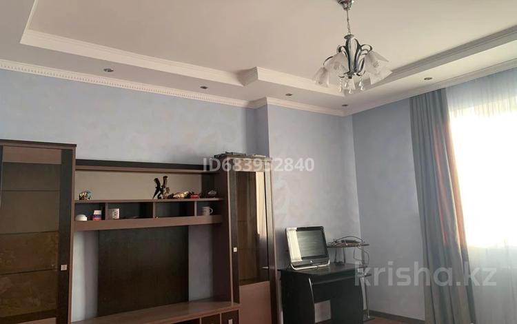 2-комнатная квартира, 74 м², 4/5 этаж, Х. Досмухамедова 93 за 20.5 млн 〒 в Атырау — фото 3