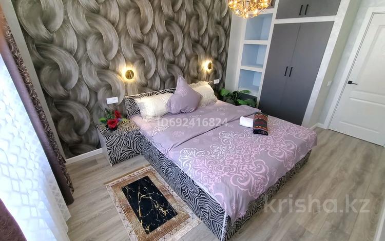 3-комнатная квартира, 65 м², 11/16 этаж посуточно, Жандосова 94А за 19 000 〒 в Алматы, Бостандыкский р-н — фото 5