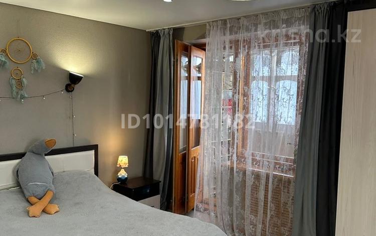 2-комнатная квартира · 60 м² · 5/5 этаж, Сатпаева — Расположение просто отличное: снизу строительный магазин, торговый дом «Пирамида», Янтарь, Магнум, множество продуктовых и мясных магазинов, аптек и кафе. В шаговой доступности вокзал и привокзальная площадь. Через дорогу — больница, а также множество детских садов, школ и ЖД колледж. за 260 000 ₸ в Петропавловске — фото 2
