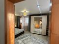 2-комнатная квартира · 60 м² · 5/5 этаж, Сатпаева — Расположение просто отличное: снизу строительный магазин, торговый дом «Пирамида», Янтарь, Магнум, множество продуктовых и мясных магазинов, аптек и кафе. В шаговой доступности вокзал и привокзальная площадь. Через дорогу — больница, а также множество детских садов, школ и ЖД колледж. за 260 000 ₸ в Петропавловске — фото 2