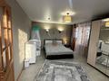 2-комнатная квартира · 60 м² · 5/5 этаж, Сатпаева — Расположение просто отличное: снизу строительный магазин, торговый дом «Пирамида», Янтарь, Магнум, множество продуктовых и мясных магазинов, аптек и кафе. В шаговой доступности вокзал и привокзальная площадь. Через дорогу — больница, а также множество детских садов, школ и ЖД колледж. за 260 000 ₸ в Петропавловске — фото 3