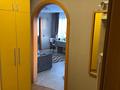 2-комнатная квартира · 60 м² · 5/5 этаж, Сатпаева — Расположение просто отличное: снизу строительный магазин, торговый дом «Пирамида», Янтарь, Магнум, множество продуктовых и мясных магазинов, аптек и кафе. В шаговой доступности вокзал и привокзальная площадь. Через дорогу — больница, а также множество детских садов, школ и ЖД колледж. за 260 000 ₸ в Петропавловске — фото 6