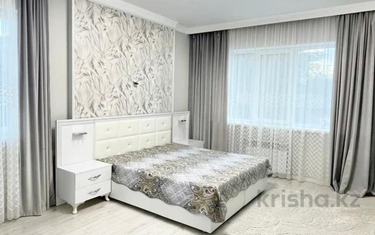 2-бөлмелі пәтер, 50 м², 2/10 қабат тәулігіне, Махамбета 125Б, бағасы: 16 000 〒 в Атырау — фото 2