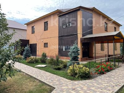 Отдельный дом · 8 комнат · 300 м² · 9 сот., Даумова 71 — Район городского парка за 120 млн 〒 в Уральске