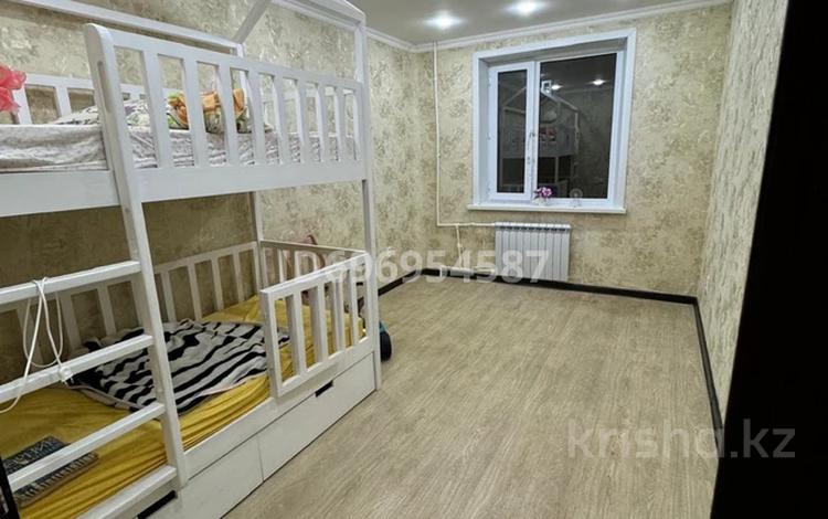 2-бөлмелі пәтер, 55.7 м², 2/5 қабат, НуркенаАбдирова 10, бағасы: 13 млн 〒 в Топаре — фото 2