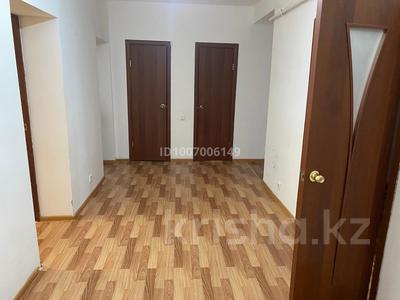 3-комнатная квартира · 90 м² · 2 этаж, мкр. Алтын орда, Пр.тауелсиздик 13 — За клиника дару за 150 000 〒 в Актобе