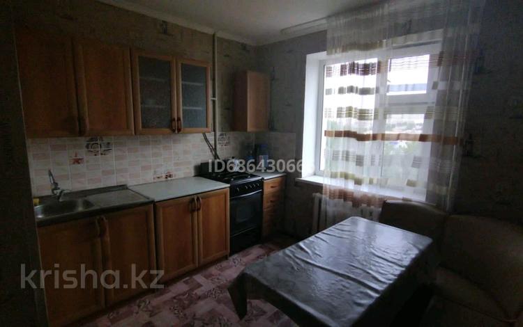 2-бөлмелі пәтер · 50 м² · 8/9 қабат, мкр Строитель — Возле Супермаркета Алтындар, бағасы: 130 000 ₸ в Уральске — фото 2