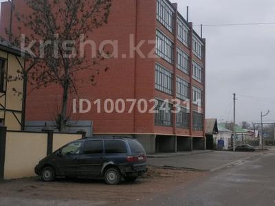 3-комнатная квартира · 84 м² · 1/4 этаж, Чапаева 17 за 36 млн 〒 в Уральске, мкр Школьник