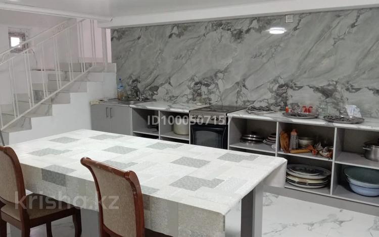 Отдельный дом · 9 комнат · 250 м² · 10 сот., мкр Кунгей 46 за 1 млн ₸ в Караганде, Казыбек би р-н — фото 2