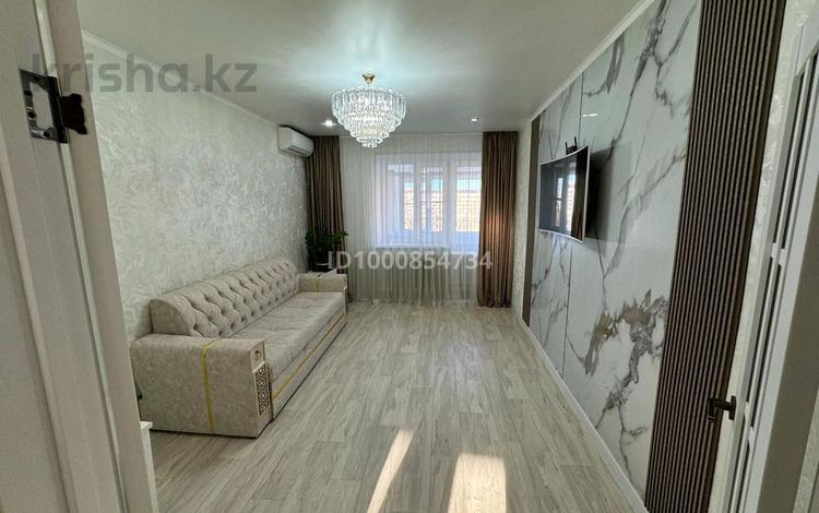 3-комнатная квартира · 60 м² · 4/5 этаж, мкр 4 27 за 25 млн 〒 в Уральске — фото 2