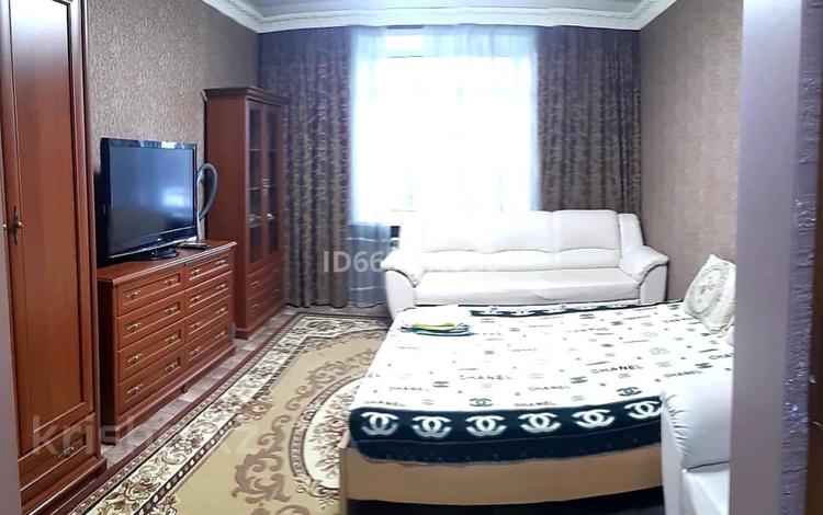 1-комнатная квартира, 45 м², 3 этаж посуточно, Назарбаева 26 за 9 000 〒 в Караганде, Казыбек би р-н — фото 7