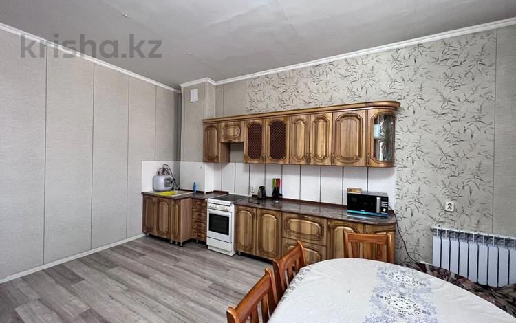 3-комнатная квартира, 78 м², 3/3 этаж, мкр Новый Город, Алтын арка за 24 млн 〒 в Караганде, Казыбек би р-н — фото 2