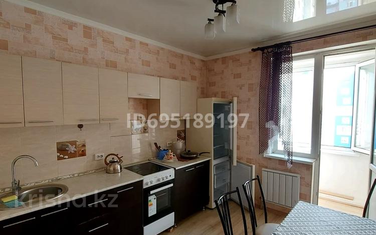 1-комнатная квартира, 40 м², 12/14 этаж помесячно, мкр Акбулак, 1-я улица 43 — Алматы Арена на против! за 200 000 〒 — фото 2