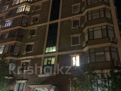 2-комнатная квартира, 82 м², 6/9 этаж, Валиханова 13 блок В за 40 млн 〒 в Атырау