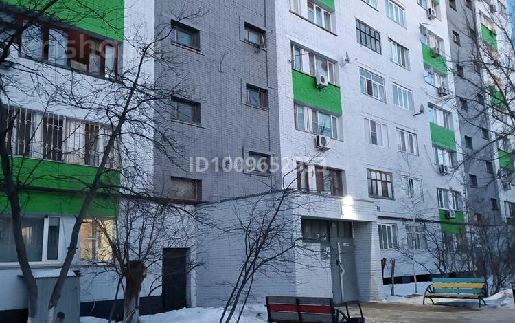 2-бөлмелі пәтер · 57.1 м² · 1/10 қабат, мкр Строитель 30 — С.Датова напротив Гипермаркета Алтындар, бағасы: 19 млн ₸ в Уральске — фото 17