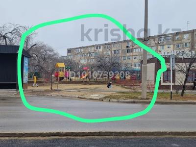 Участок · 1 сотка, 26-й мкр уч 5/2 — Касында Есенов, Больница барі бар қаланың ортасында орналасқан кофейный ашуға ыңғайлы екі этаж қылып за 4.5 млн ₸ в Актау