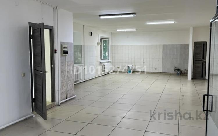 Свободное назначение, офисы, магазины и бутики, общепит, салоны красоты, фитнес и спорт, медцентры и аптеки, образование, развлечения, конференц-залы, кабинеты и рабочие места, студии · 81 м² за 600 000 ₸ в Астане, р-н Байконур — фото 2