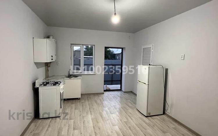 Отдельный дом · 2 комнаты · 40 м² · 8 сот., мкр Самал-3 56 за 80 000 ₸ в Шымкенте, Абайский р-н — фото 2