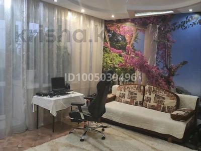 3-комнатная квартира · 60 м² · 6/6 этаж, Мухита — Диана за 21.5 млн 〒 в Уральске, мкр Школьник