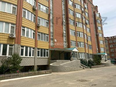 3-комнатная квартира, 107 м², 3/8 этаж помесячно, проспект Санкибай Батыра 40 за 250 000 〒 в Актобе