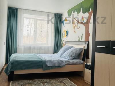 3-комнатная квартира · 65 м² · 2/5 этаж, Ауезова 20/1 — Колоса, Диагностического центра за 20 000 ₸ в Усть-Каменогорске