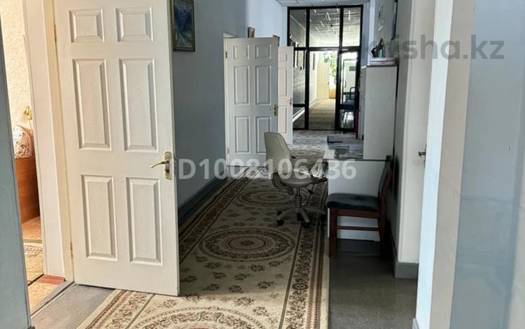 Свободное назначение, медцентры и аптеки, образование, кабинеты и рабочие места · 150 м² за 70 000 〒 в Таразе — фото 2