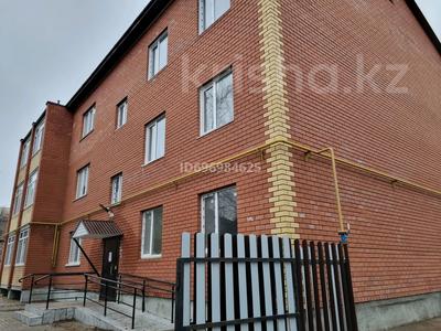 1-комнатная квартира, 40 м², 1/3 этаж, Абиша Кекилбаева 136 — Возле Акимата Западно-Казахстанской области за 18.5 млн 〒 в Уральске, мкр Школьник