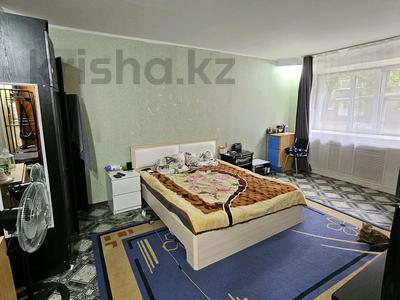 1-комнатная квартира, 30 м², 1/5 этаж, аманжолова 125/1 за ~ 8.3 млн 〒 в Уральске