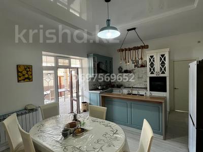 Жер үй мен саяжайлар в Атырауской обл.: Жеке үй · 6 бөлме · 280 м² · 8 сот., мкр Самал, Проезд 7, бағасы: 80 млн 〒 Жеке үй · 6 бөлме · 280 м² · 8 сот., мкр Самал, Проезд 7, бағасы: 80 млн 〒 в Атырау