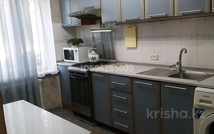 3-бөлмелі пәтер, 70 м², 1/9 қабат тәулік бойы, мкр 11, ул. Аз Наурыз, бағасы: 15 000 〒 в Актобе, мкр 11 — фото 22