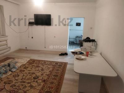 Отдельный дом · 3 комнаты · 100 м² · 800 сот., мкр Турксиб, Кайыма мухаметханова 406 — Цех и дом за 100 000 ₸ в Таразе