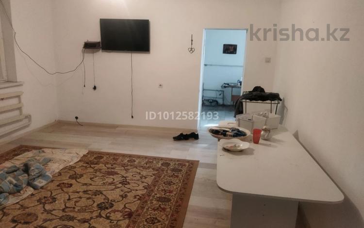 Отдельный дом · 3 комнаты · 100 м² · 800 сот., мкр Турксиб, Кайыма мухаметханова 406 — Цех и дом за 100 000 ₸ в Таразе — фото 2
