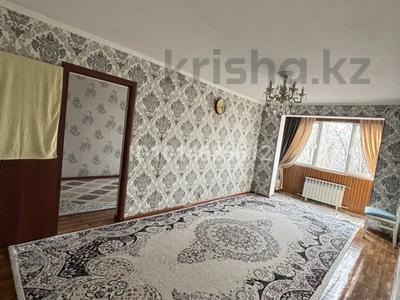 2-комнатная квартира · 44 м² · 5/5 этаж, мкр Каратау 29 — Тараз қаласы, 2 мкр да екі бөлмелі жағдайы жақсы ішінде барлығы бар квартира ұзақ мерзімге жалға беріледі,,, 5 этаж,, бағасы айына 150 мың,,, бөлек 20 мың депозит аламын за 130 000 ₸