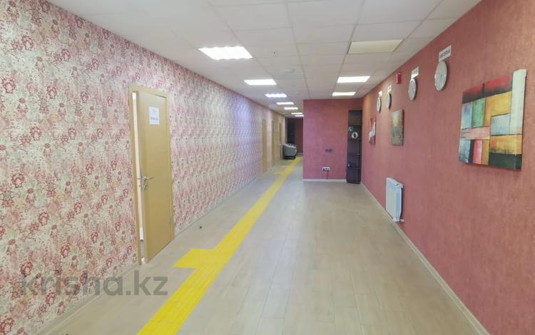 Свободное назначение, офисы, склады, салоны красоты, бани, гостиницы и зоны отдыха, фитнес и спорт, медцентры и аптеки, образование, развлечения, конференц-залы, кабинеты и рабочие места, студии · 640 м² за ~ 2.6 млн 〒 в Атырау, мкр Ак Шагала — фото 7