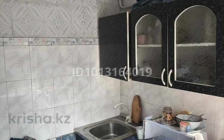 2-бөлмелі пәтер · 45 м² · 2/5 қабат, Дреймана — В центре. Рядом магазины, аптека, остановка, поликлиника, бағасы: 7 млн ₸ в Риддере — фото 2