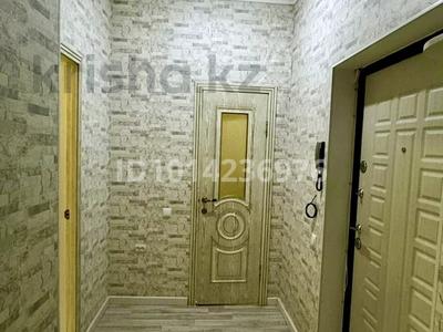 2-бөлмелі пәтер · 52 м² · 8/12 қабат, 16-ш/а. 56 — Срочно продам 2 комнатную квартиру 52м2. 16-56, 8 этаж ЖК Жасмин. ВДОЛЬ ДОРОГИ! Внизу дома частный садик, рядом супермаркет Дана, комфортная школа рядом ТРК АКТАУ. Остается полностью мебель и техника, вам приехать только с зубной щеткой и все ... очень уютная квартира, в ремонт вложила всю душу! Удобный заезд во двор, светлые и просторные комнаты. Идеально подходит для молодых семей. Торг имеется., бағасы: ~ 20 млн ₸ в Актау, 16-й мкр 