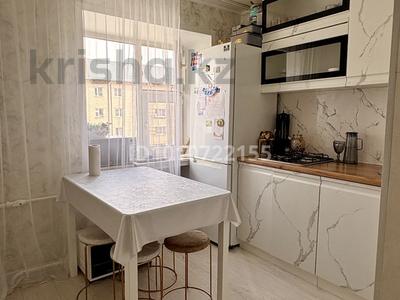 2-бөлмелі пәтер · 45 м² · 4/5 қабат, Аманжолова 125, бағасы: 15.5 млн ₸ в Уральске, мкр Школьник