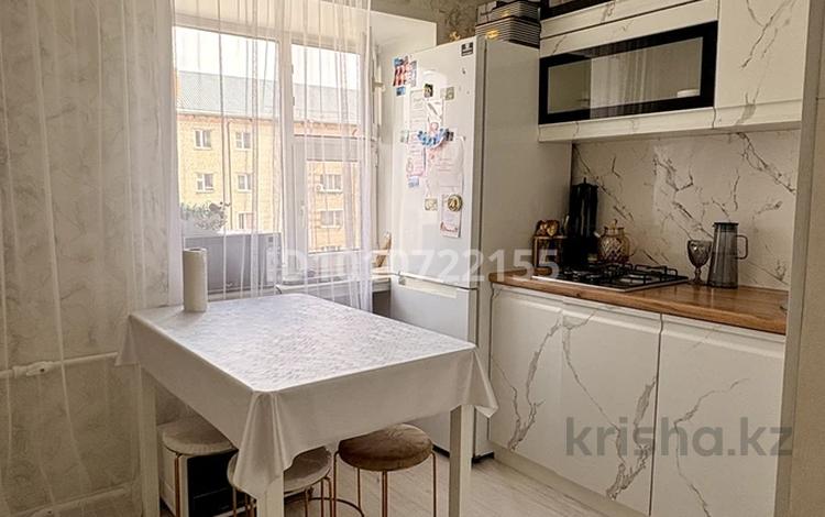 2-бөлмелі пәтер · 45 м² · 4/5 қабат, Аманжолова 125, бағасы: 15.5 млн ₸ в Уральске, мкр Школьник — фото 2